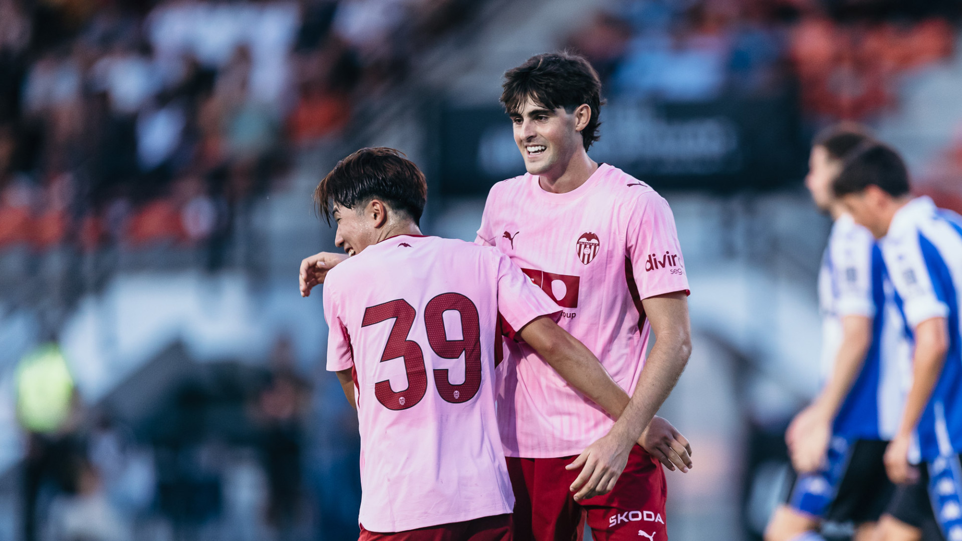 Sato y Javi Guerra